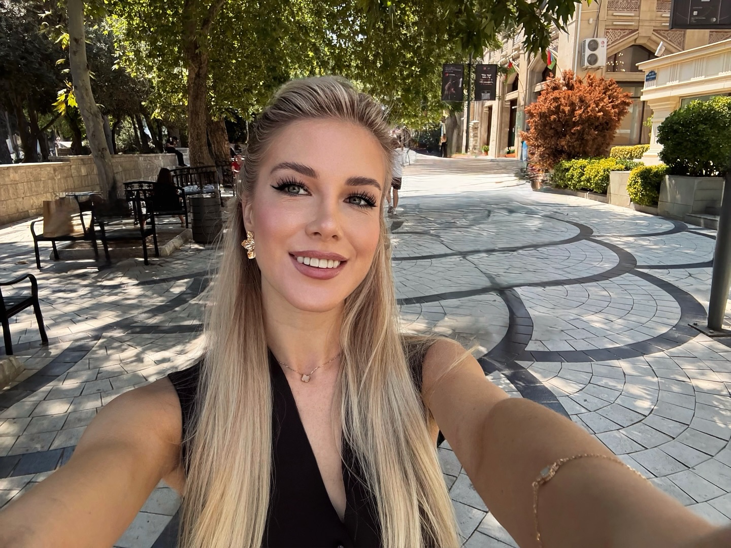 krissone (@krissone) high-res photoshoot photo #4 — Chaturbate cam model gallery