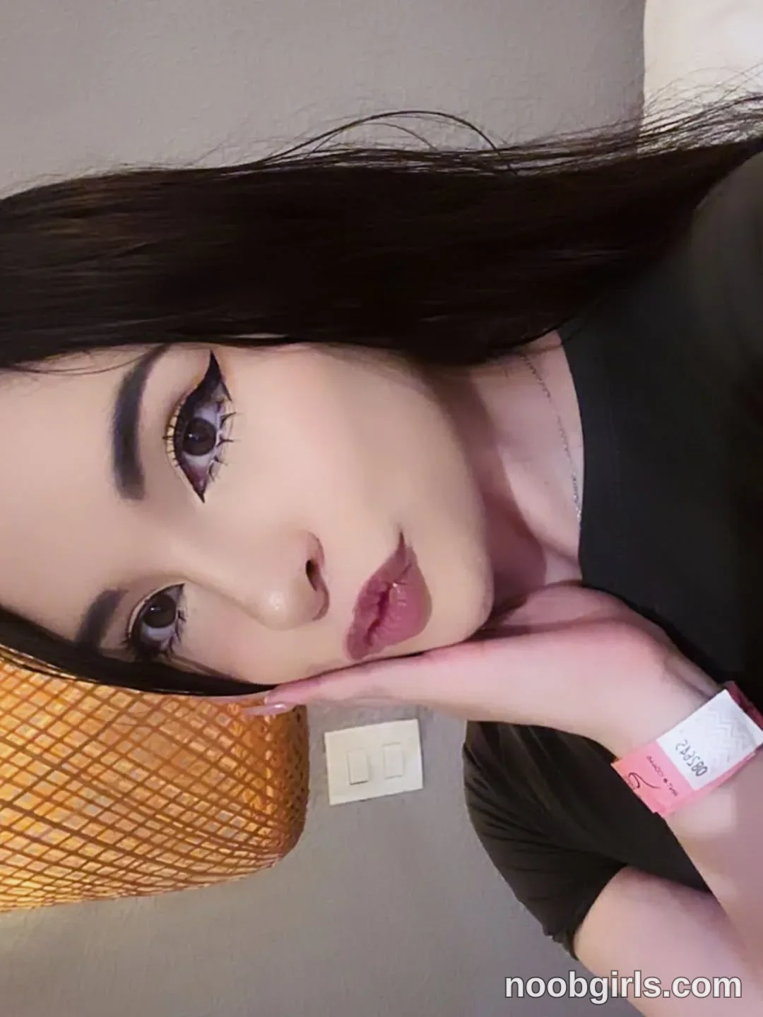 lau__1 Resting the side of her face on her hand wearing Black short-sleeved top in room in Coveñas (Sucre) - Colombia