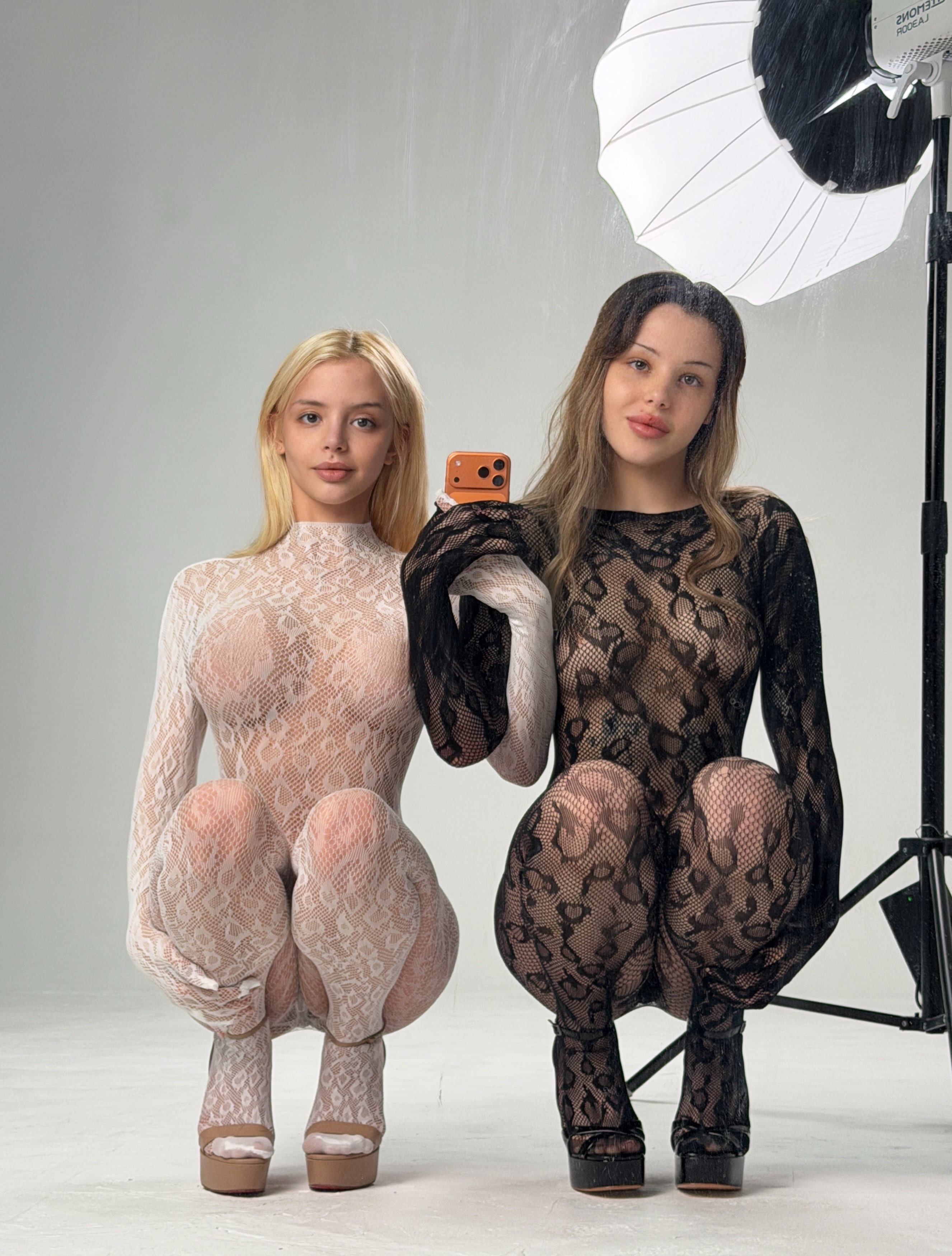 lesi_moonie (@lesi_moonie) high-res photoshoot photo #16 — Chaturbate cam model gallery