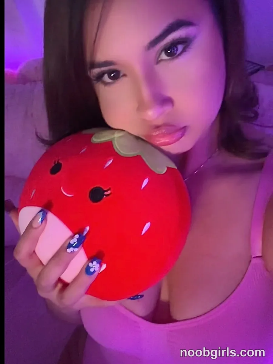 Luna (@lunaloopzz) — "I promise I’m sweet 🍰🍓want a taste"