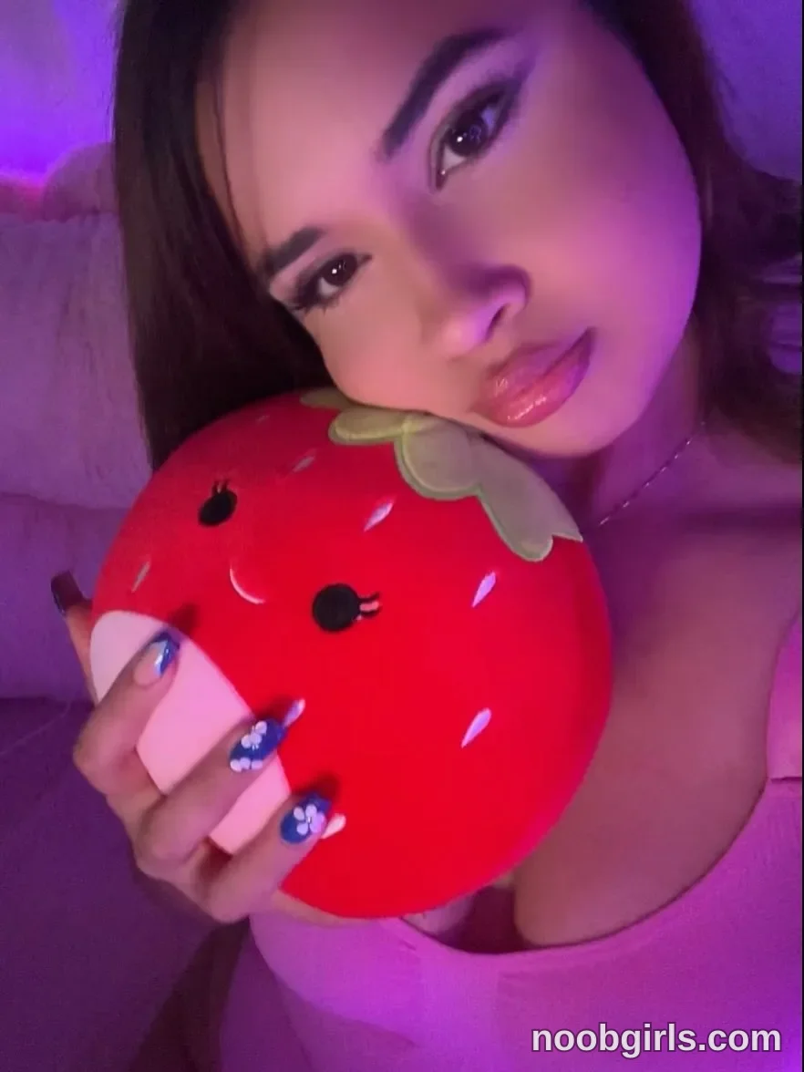Luna (@lunaloopzz) — "I promise I’m sweet 🍰🍓want a taste"
