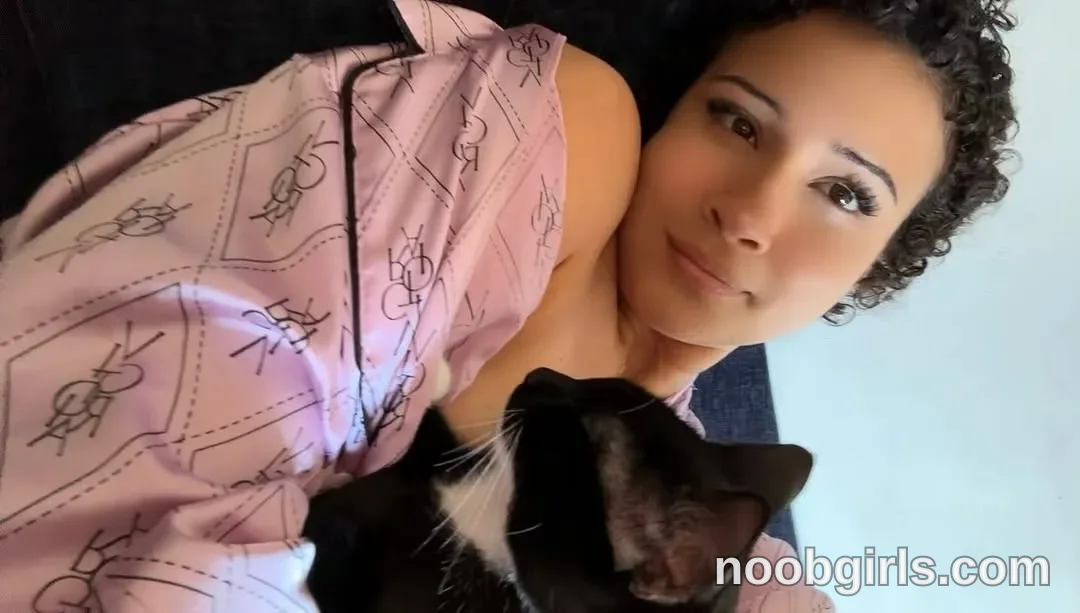 Luna (@lunaloopzz) — "Me + my favorite girl 🐈‍⬛"