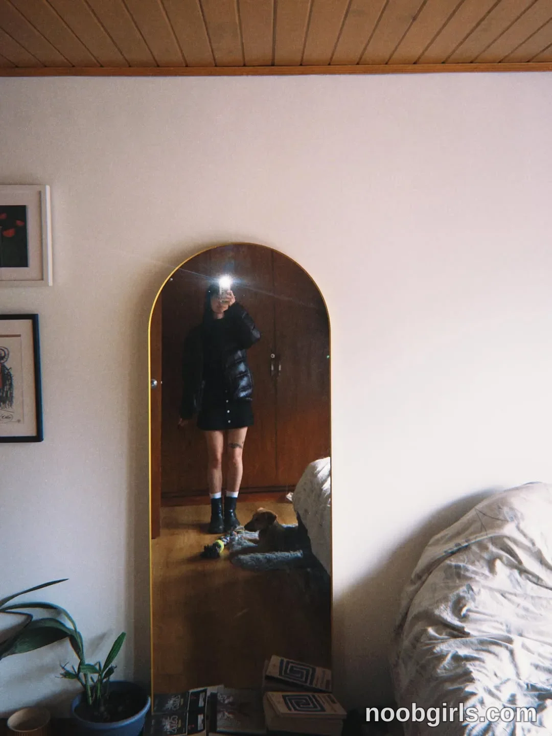 papalururiririrpi (@maria_alfonsina_) — "Most of the time I meditate on the opposite wall."