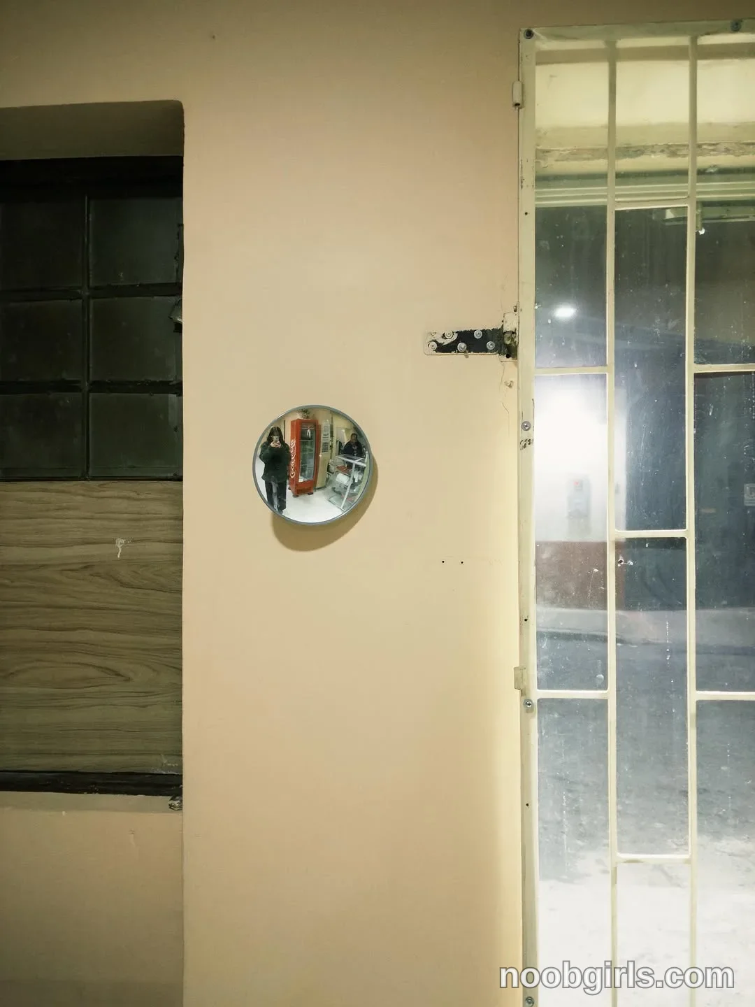 papalururiririrpi (@maria_alfonsina_) — "Most of the time I meditate on the opposite wall."
