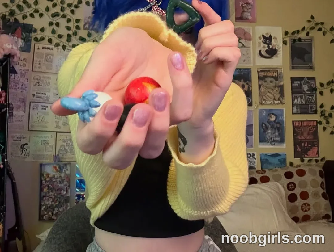 Mevis (@mevis_li) — "Do you like the Queen in the land of nightmares?"