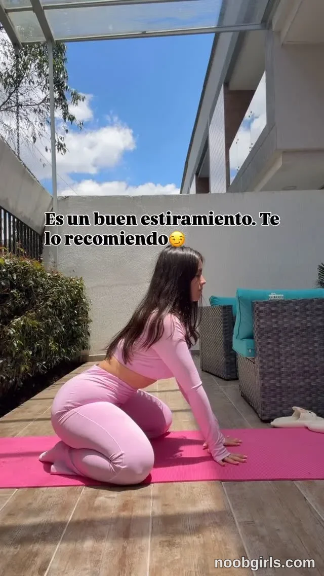 Mia Grey reel: Estiremos 🧘‍♀️