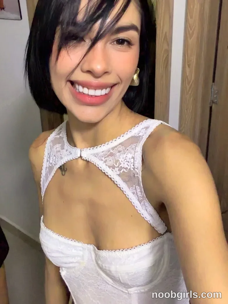 Mia Reeves (@mia_reeves) — "Hello guys…." in Medellín, Antioquia