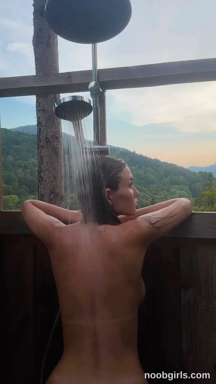 Ana Michelle (@michellesbate) — "I’m here ⛰️ I wash away the remnants of memory of something or someone."