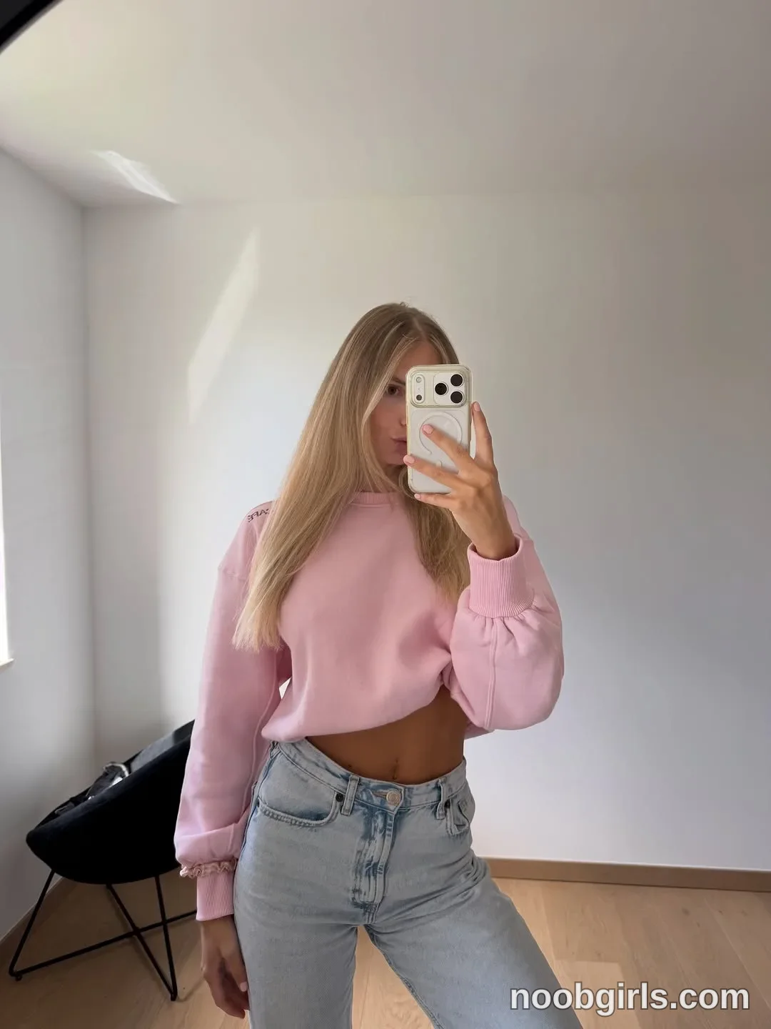 Xena Standing in front of a mirror wearing Pink cropped long-sleeved sweatshirt with gathered cuffs in room