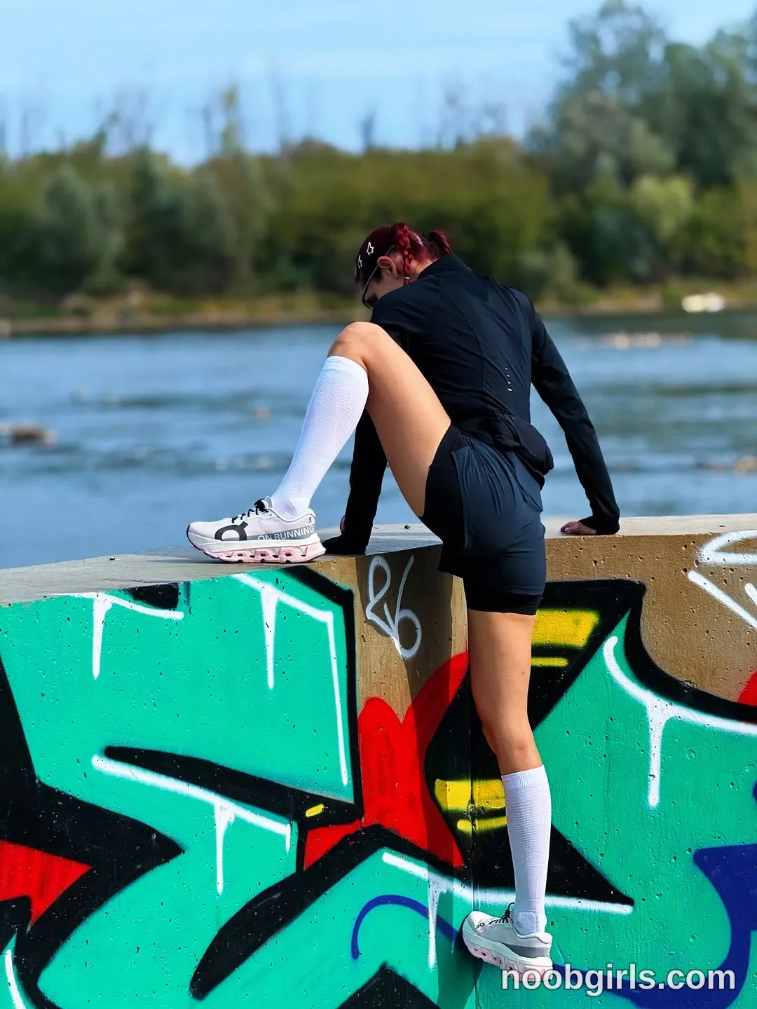 evaoopsy Climbing over the concrete wall wearing Black long-sleeved jacket