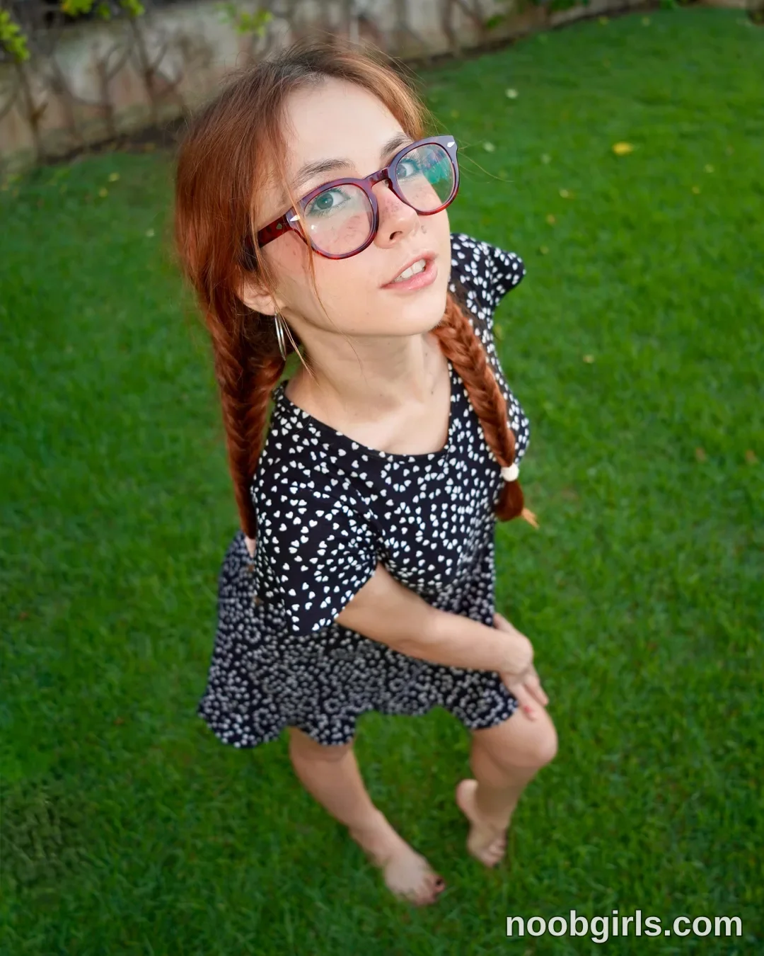 @silkpink.lady (@pinkypuppa) — "caught me being cute outside💚"