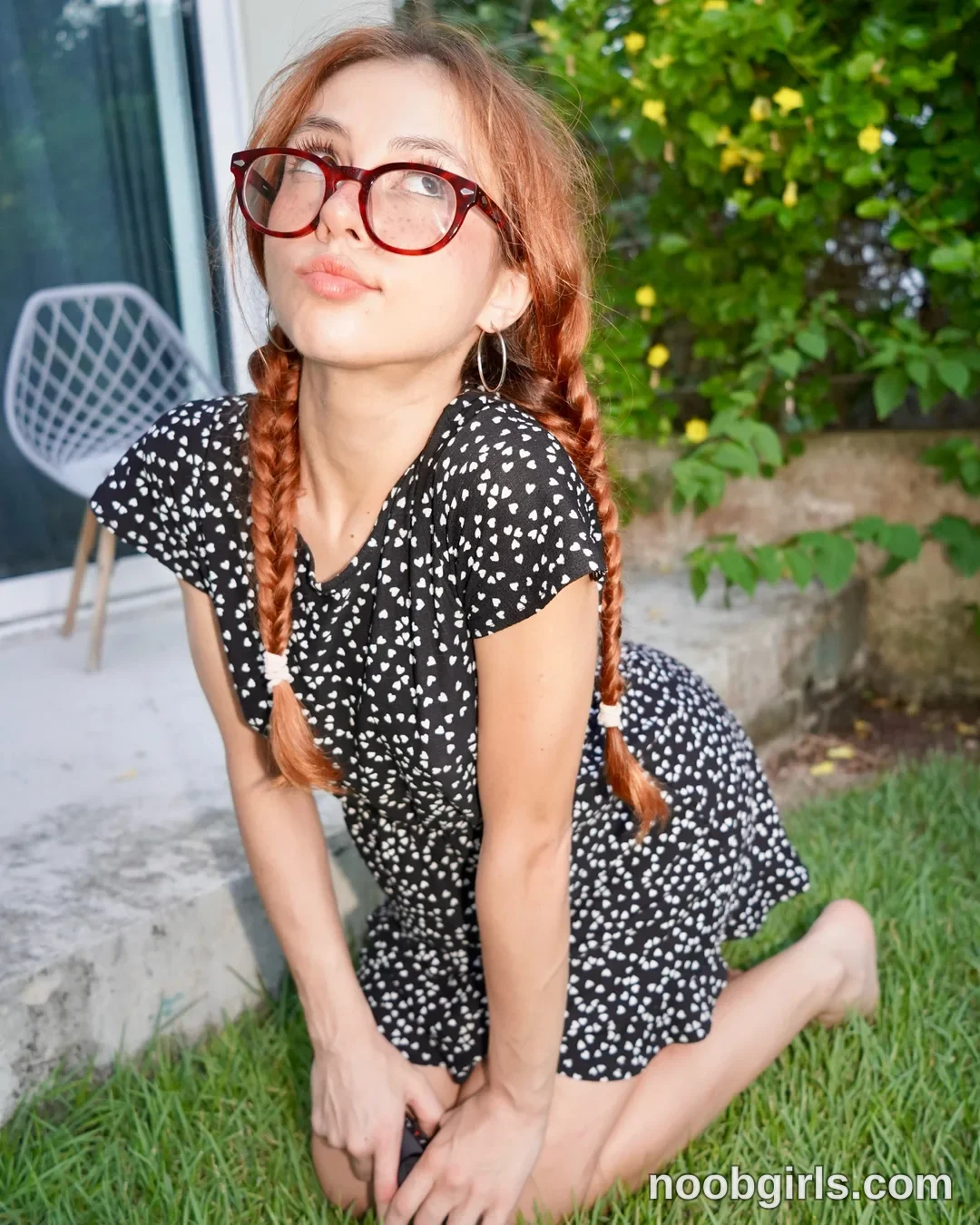 @silkpink.lady (@pinkypuppa) — "caught me being cute outside💚"