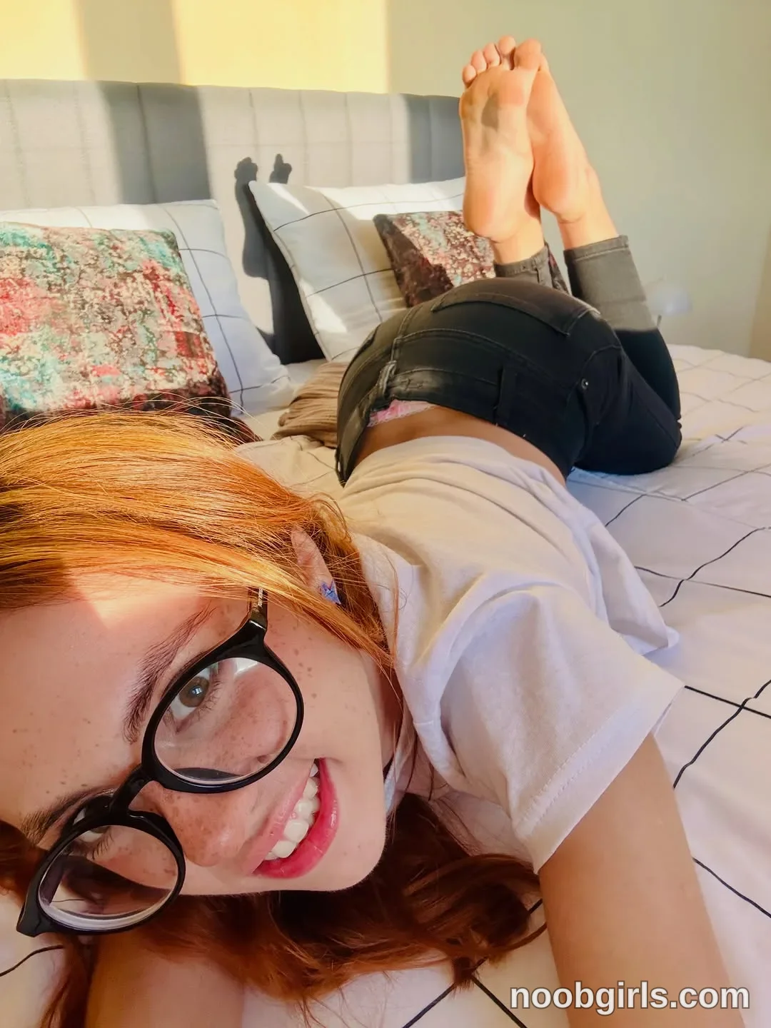 Pinkypupa-Love Lying on her stomach on the bed with her knees bent wearing white short-sleeved T-shirt in bedroom