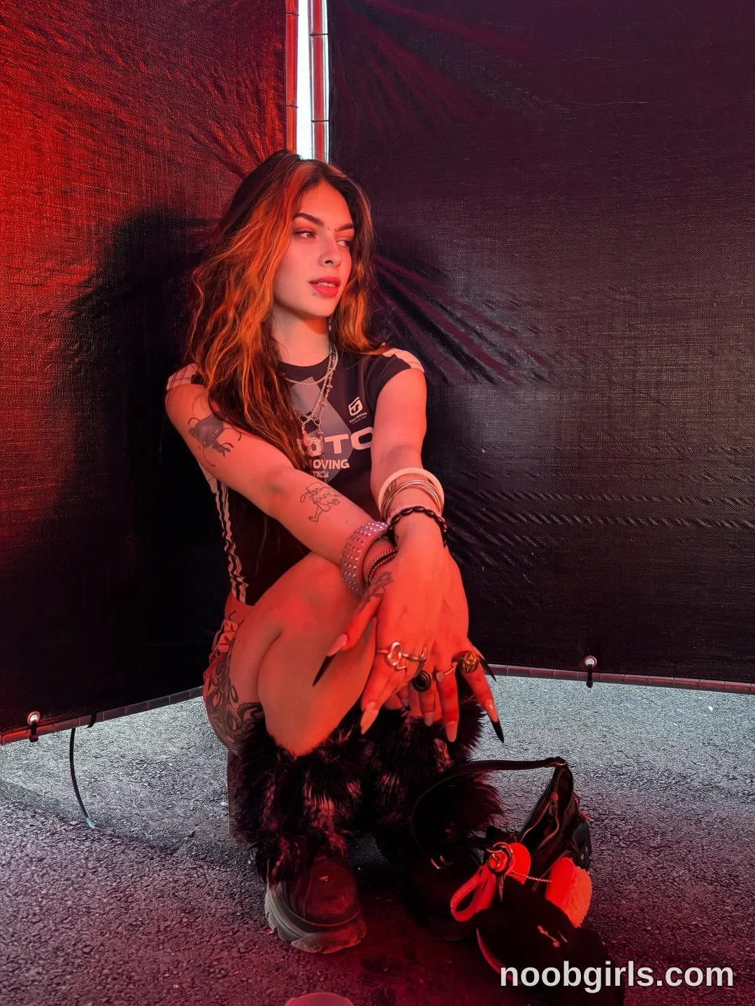 Queen Pinky crouching on the ground with knees bent