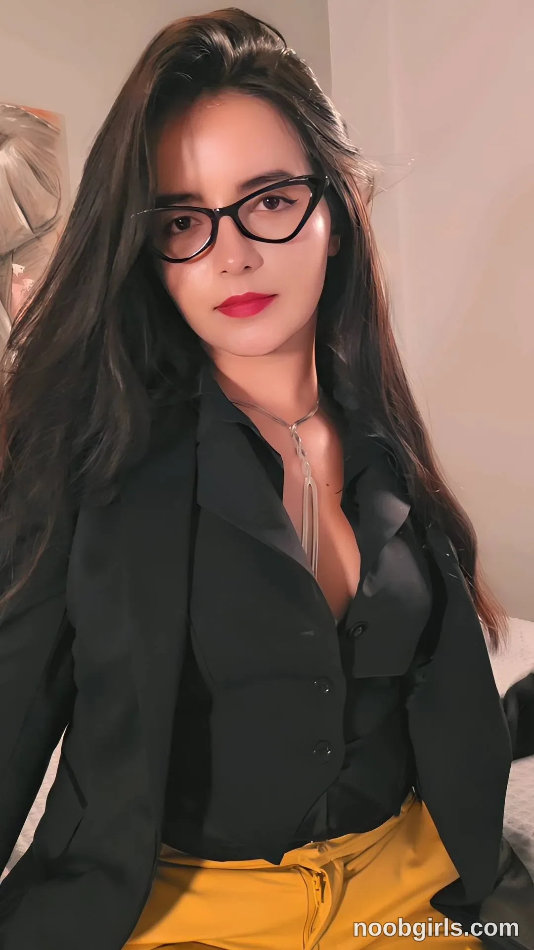 Raychell Black reel: With or without glasses 🤓💋