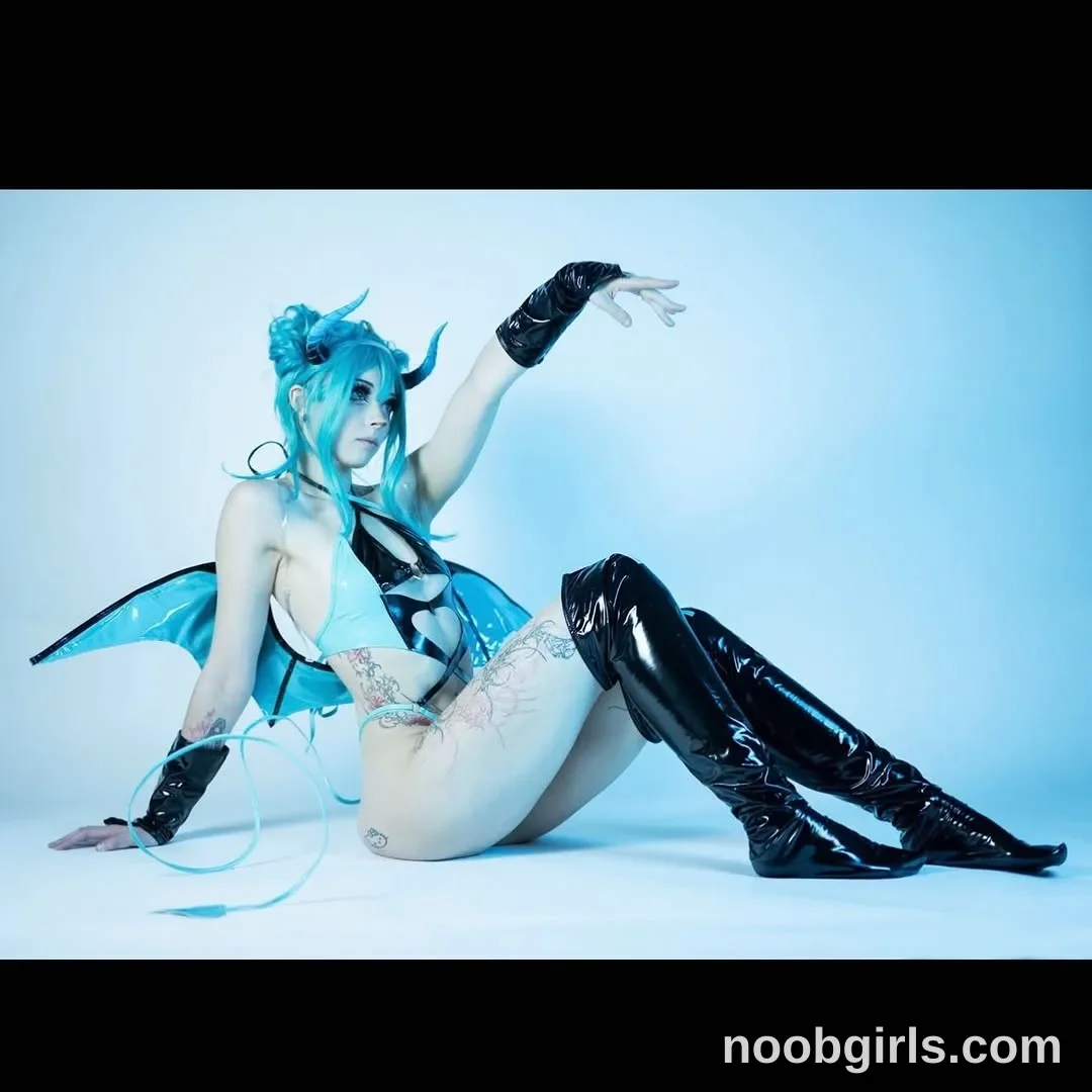 saekuraine (@saekuraine) — "a little late to the party cus i just woke up but today is hatsune mikus…"