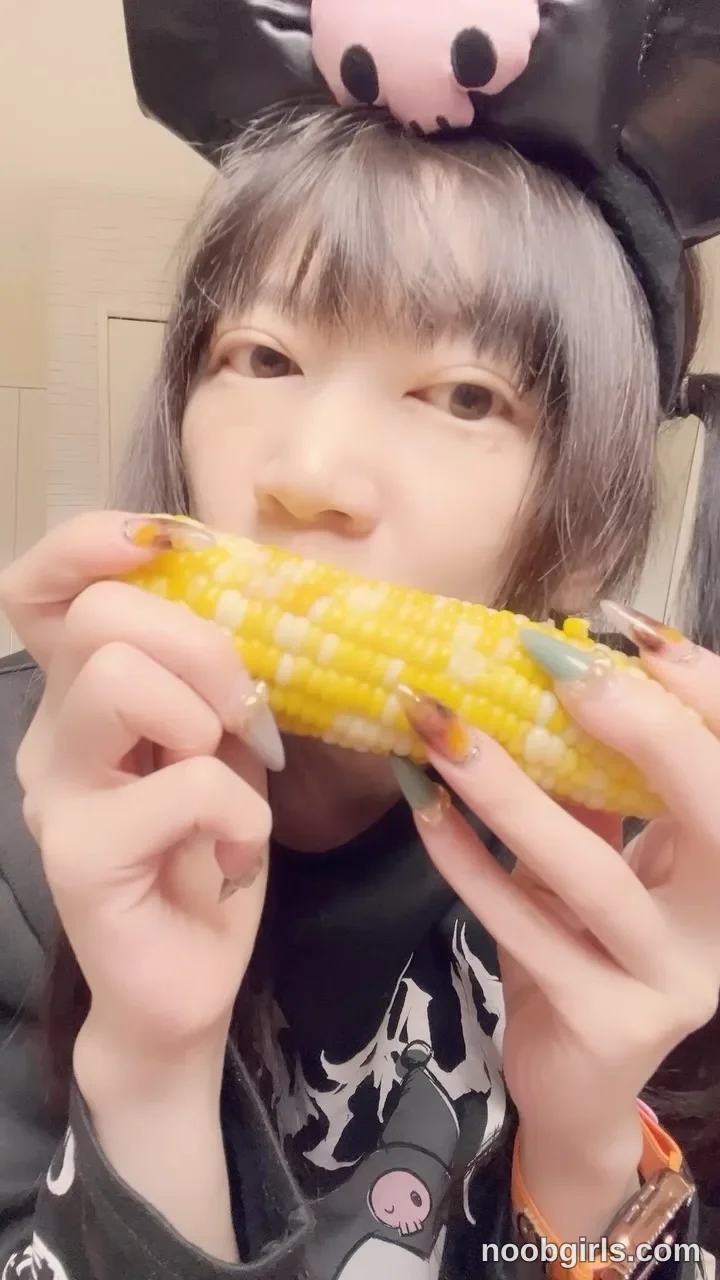 silviajpn reel: 【とうもろこし】🌽秋の味覚を丸かじり！甘くてうまっ😋💕 秋の味覚🌽とうもろこし コレうちの庭で採れたんだよー✨…