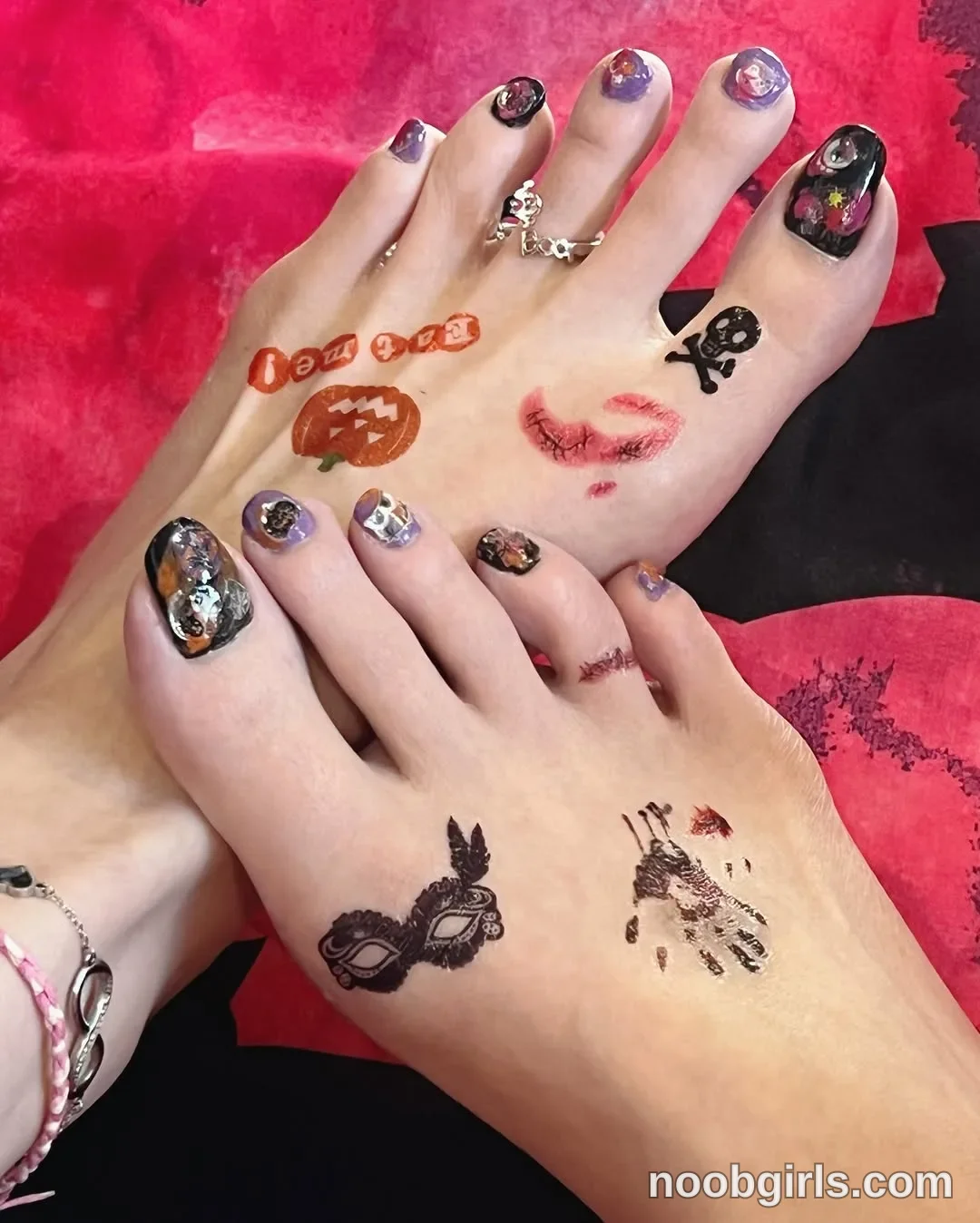 Silviajpn (@silviajpn) — "🎃🖤ハロウィン足ネイル完成ーー！！🦶✨ 今回はパープル×ブラックをベースに💜🖤 100円ステッカーやハロウィンタトゥーで…"