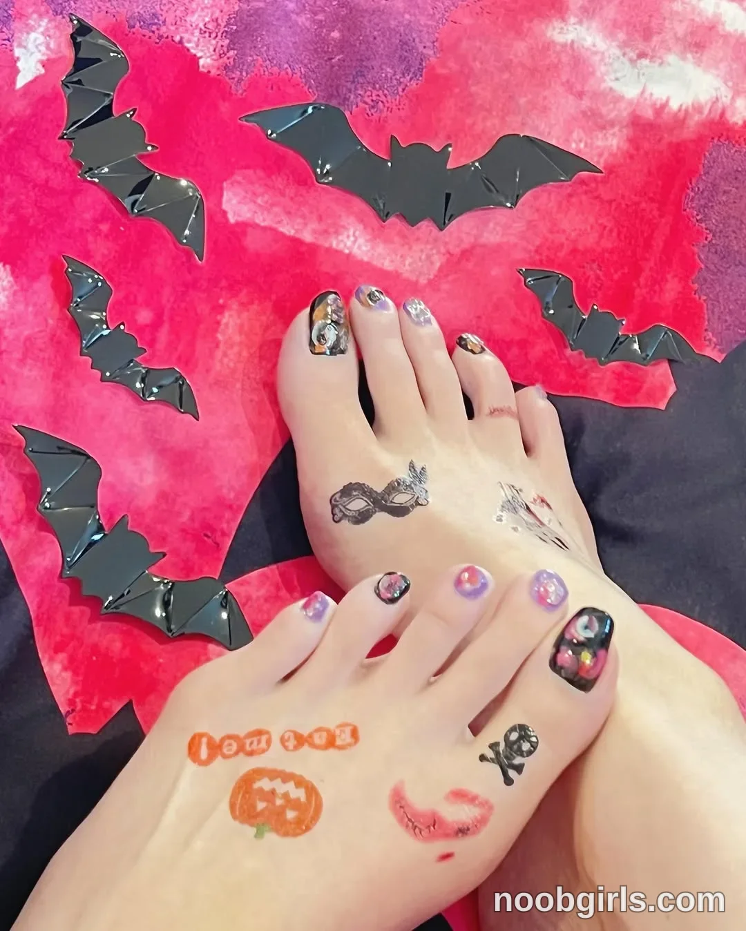 Silviajpn (@silviajpn) — "🎃🖤ハロウィン足ネイル完成ーー！！🦶✨ 今回はパープル×ブラックをベースに💜🖤 100円ステッカーやハロウィンタトゥーで…"