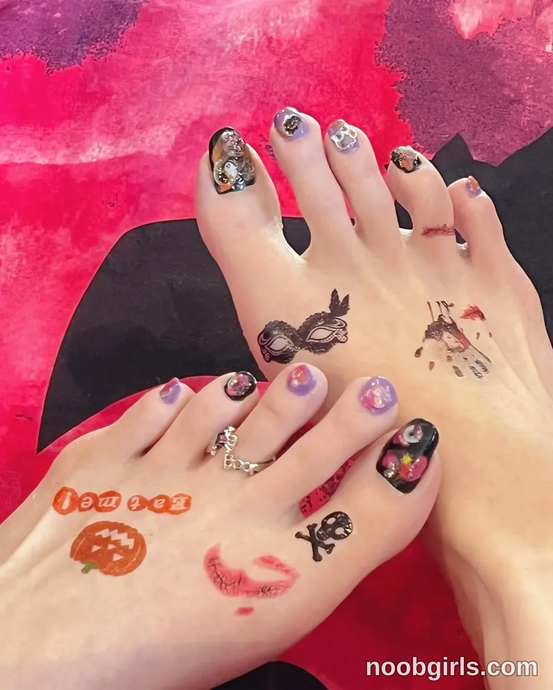 Silviajpn (@silviajpn) — "🎃🖤ハロウィン足ネイル完成ーー！！🦶✨ 今回はパープル×ブラックをベースに💜🖤 100円ステッカーやハロウィンタトゥーで…"
