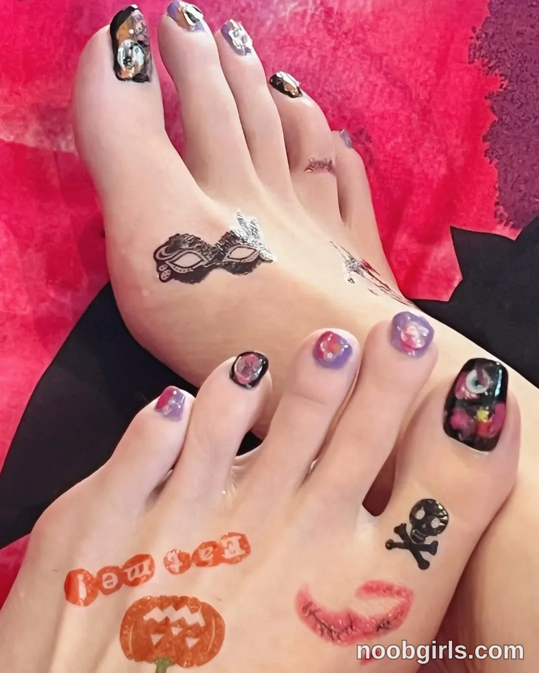 Silviajpn (@silviajpn) — "🎃🖤ハロウィン足ネイル完成ーー！！🦶✨ 今回はパープル×ブラックをベースに💜🖤 100円ステッカーやハロウィンタトゥーで…"
