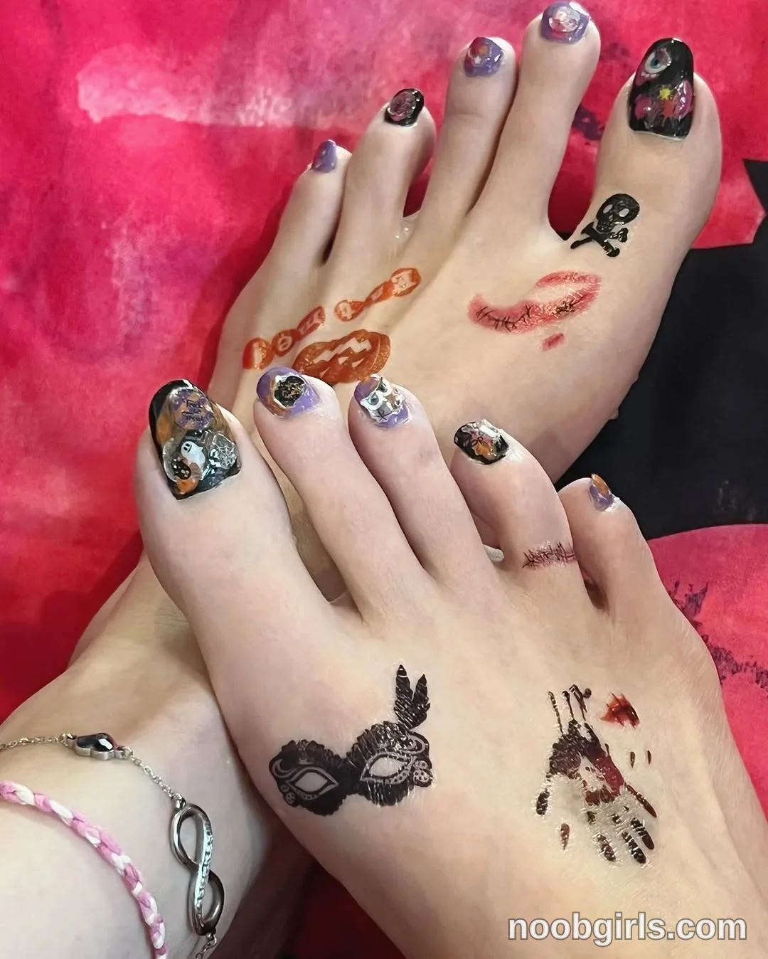 Silviajpn (@silviajpn) — "🎃🖤ハロウィン足ネイル完成ーー！！🦶✨ 今回はパープル×ブラックをベースに💜🖤 100円ステッカーやハロウィンタトゥーで…"