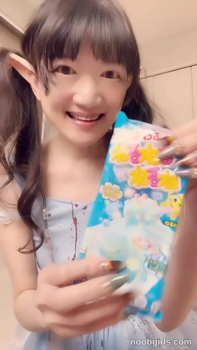 silviajpn reel: 【ねるねるねるね】🥤ソーダ味を食べてみた🩵🌀ラムネのガリボリ食感が楽しい！✨…