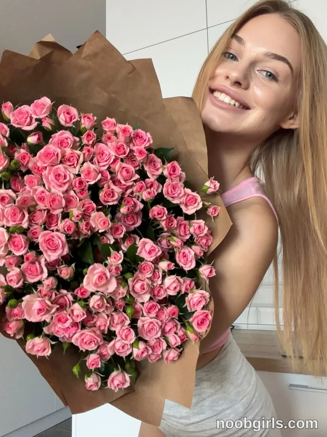 ssscarlett (@ssscarlett) — "Me and flowers🤍"