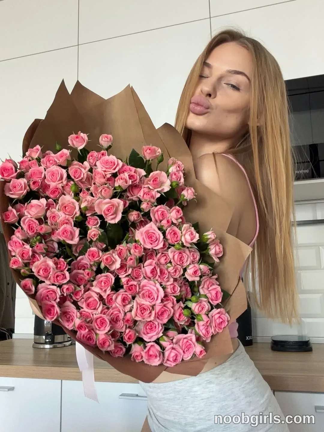 ssscarlett (@ssscarlett) — "Me and flowers🤍"