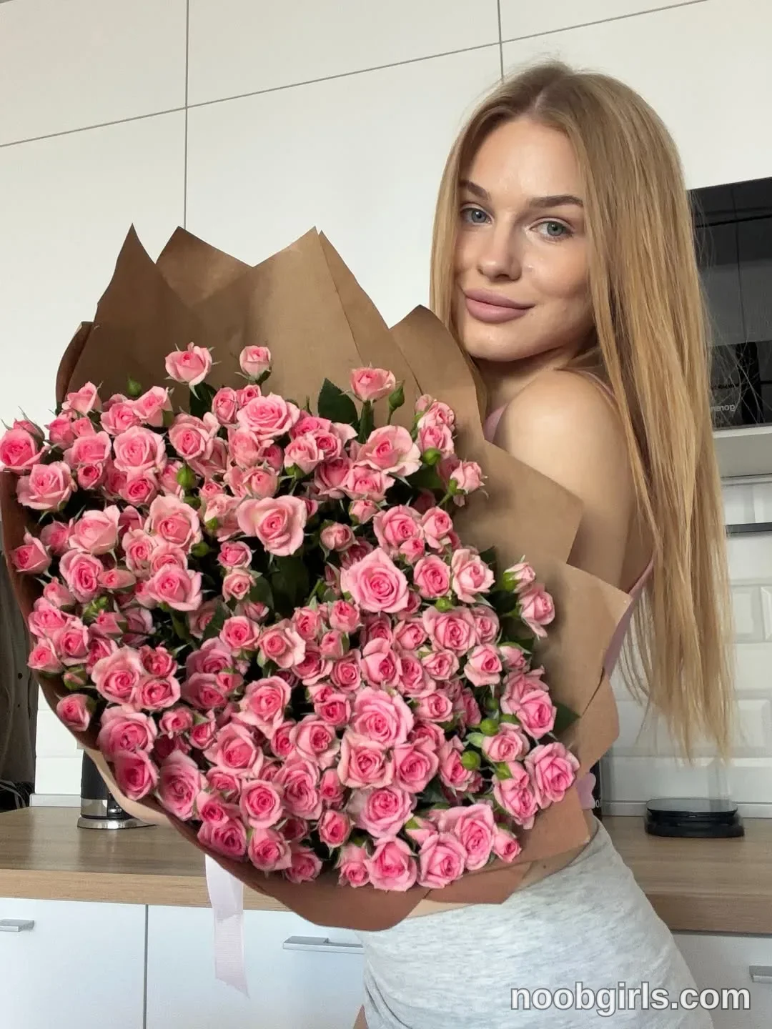 ssscarlett (@ssscarlett) — "Me and flowers🤍"