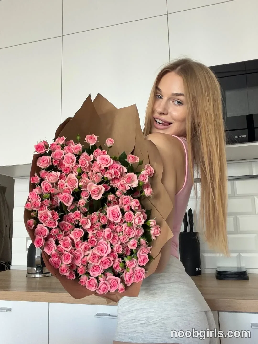 ssscarlett (@ssscarlett) — "Me and flowers🤍"