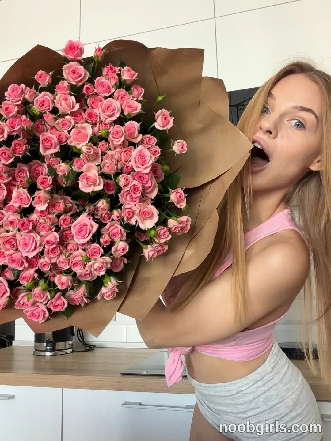 ssscarlett (@ssscarlett) — "Me and flowers🤍"