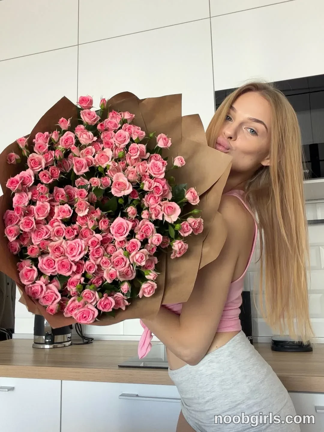 ssscarlett (@ssscarlett) — "Me and flowers🤍"