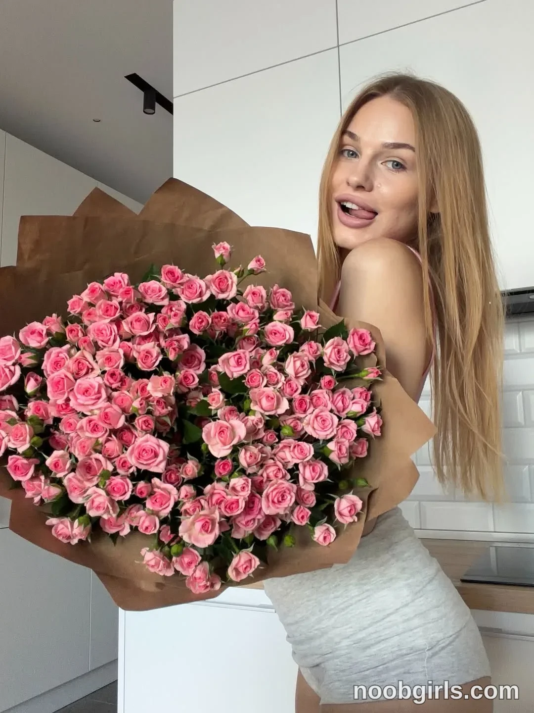 ssscarlett (@ssscarlett) — "Me and flowers🤍"