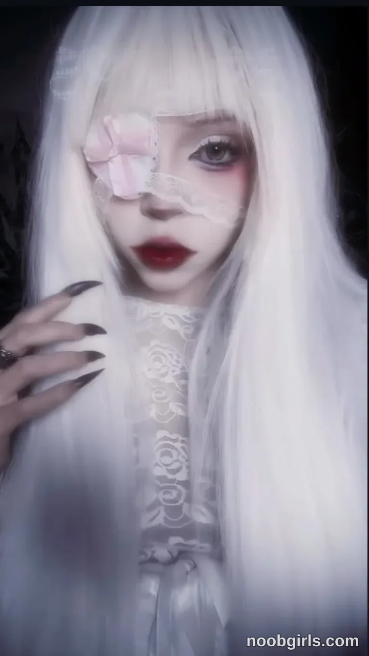 SOPHIE (@zombieeporcelainex) — "just a broken doll🕯️🗡️⟢ ˚₊‧ ⟢ 𓊔✚__ ✚ mi parche precioso d @guro_chibis ⟢ ⟢ ⟢…"